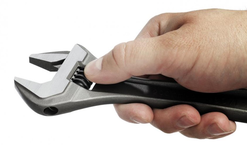 how to use an adjustable wrench